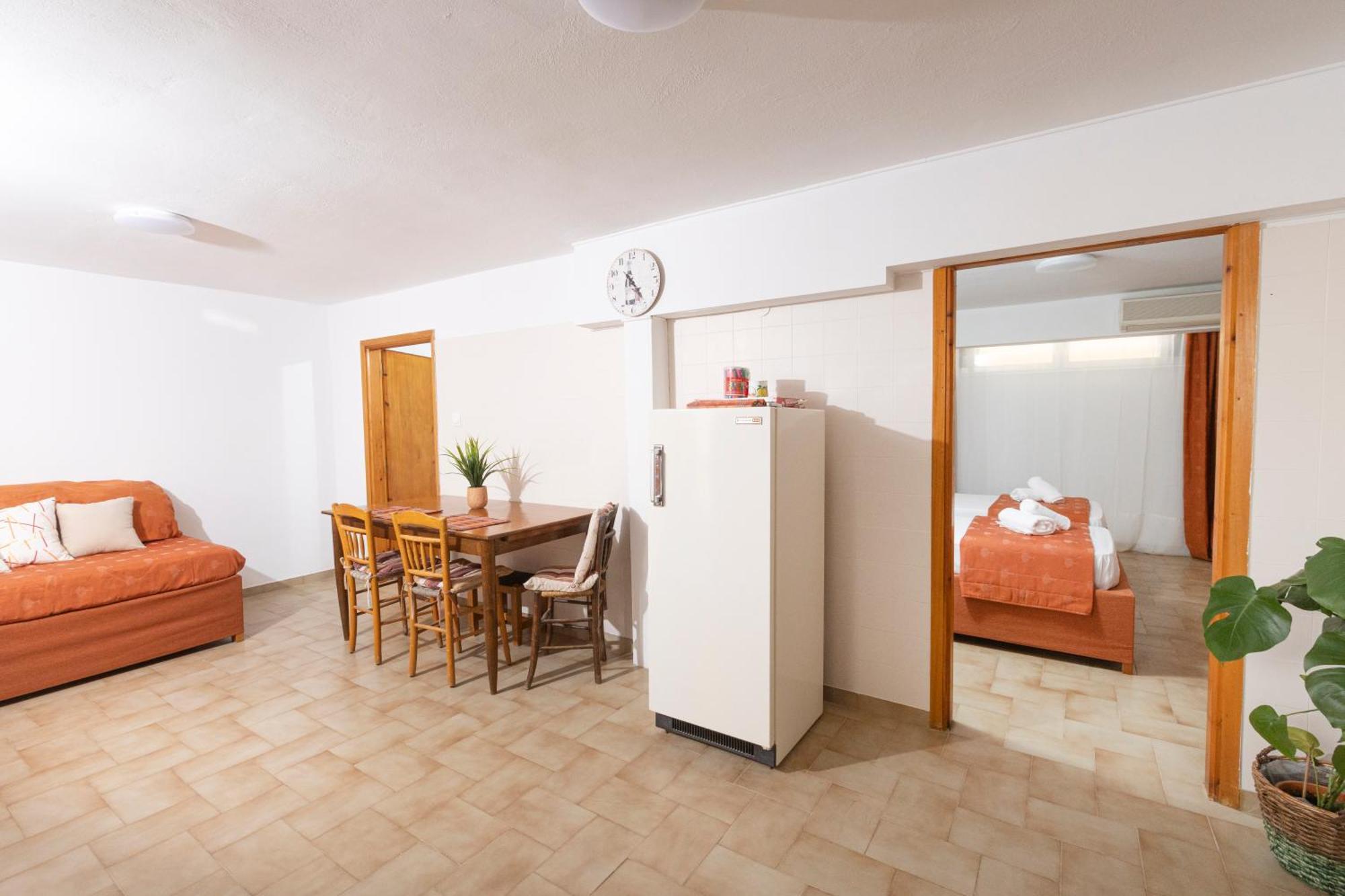 Oelia Rooms & Apartments Agia Marina  Экстерьер фото